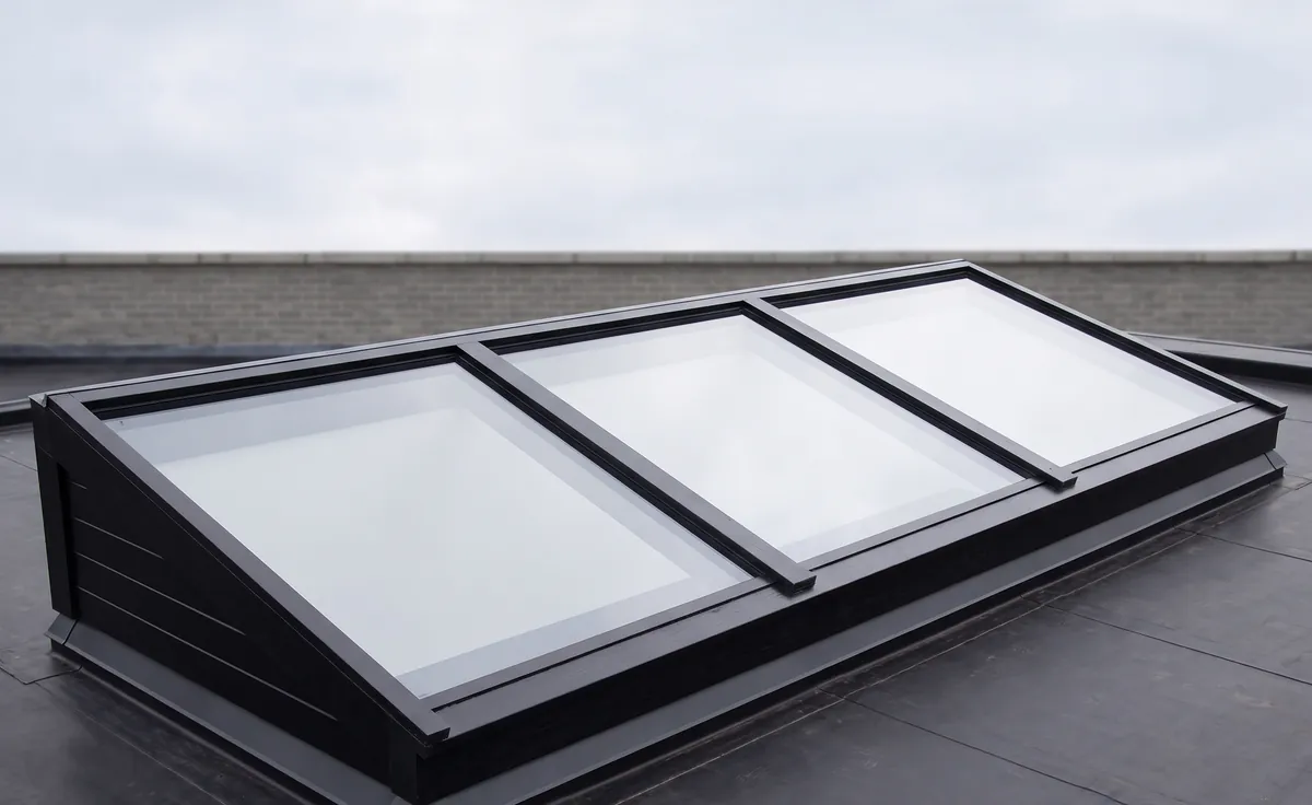 Lessenaar lichtstraat met aluminium kozijn op het platte dak van een uitbouw