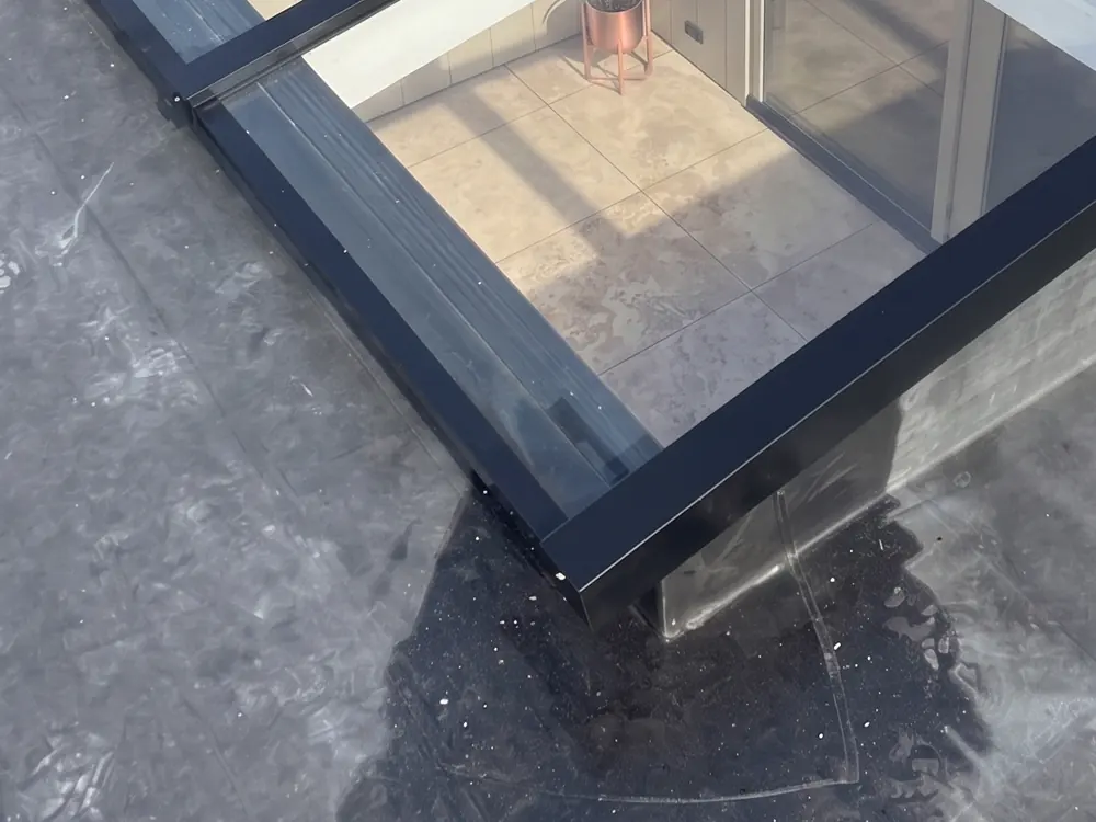 Lichtstraat op maat, klaar om te worden opgehaald door een aannemer